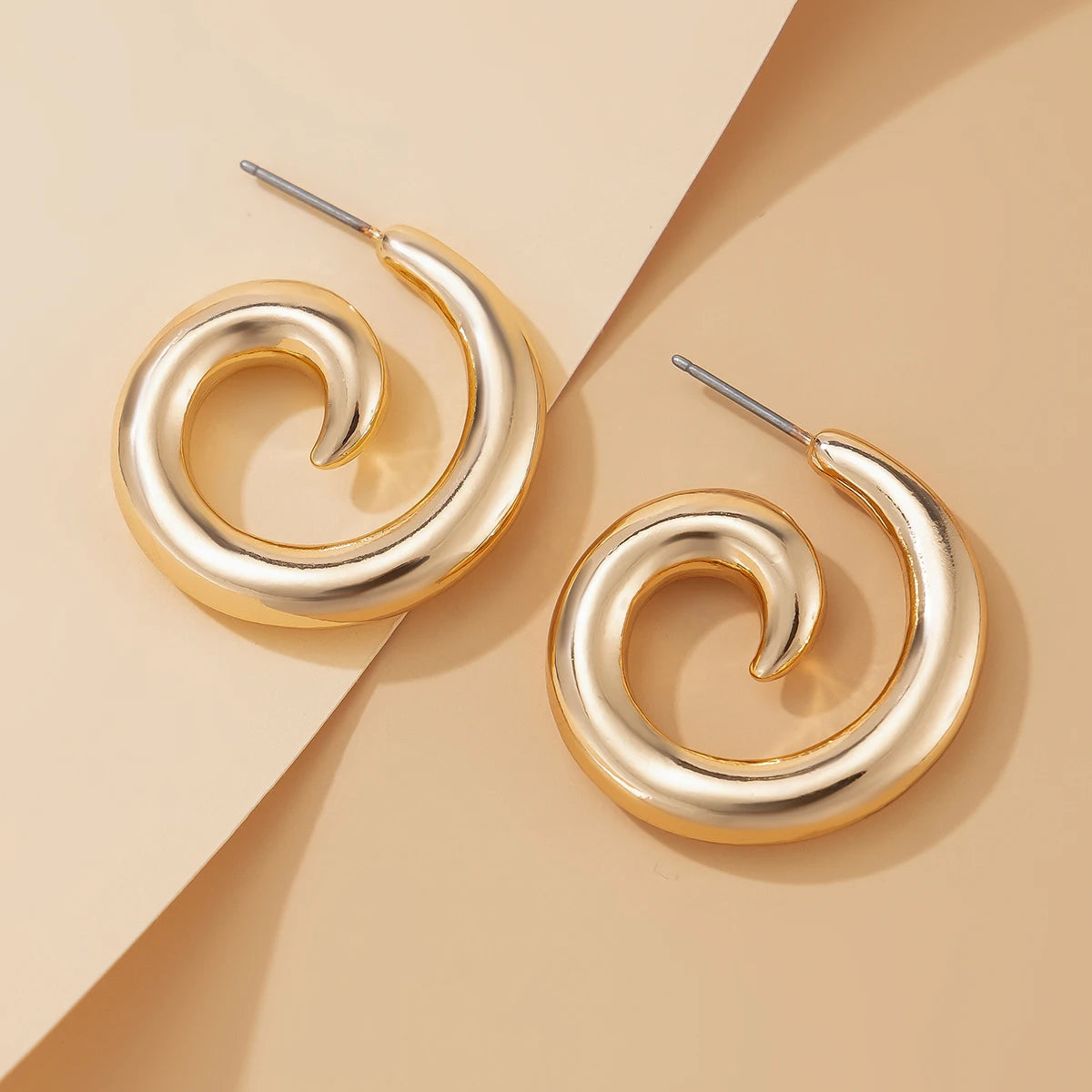 Brincos de Argola de Metal com Detalhes em Espiral